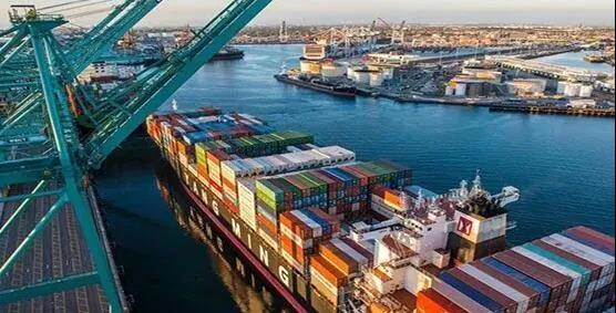 美西港口擁堵加劇，貨物堆積延遲交付，貨船排隊長達兩周待泊