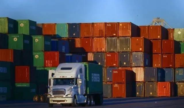 美國狂囤中國貨,洛杉磯/長灘持續嚴重擁堵延誤,碼頭工人和車架嚴重短缺!