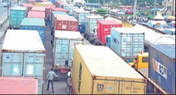在擁堵、混亂的拉各斯港口,海關查獲133個集裝箱走私毒品