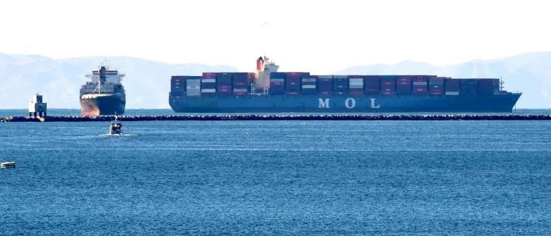 雪上加霜！數十艘集裝箱船逃離港口，擁堵加??！洛杉磯長灘港遭遇強風暴 