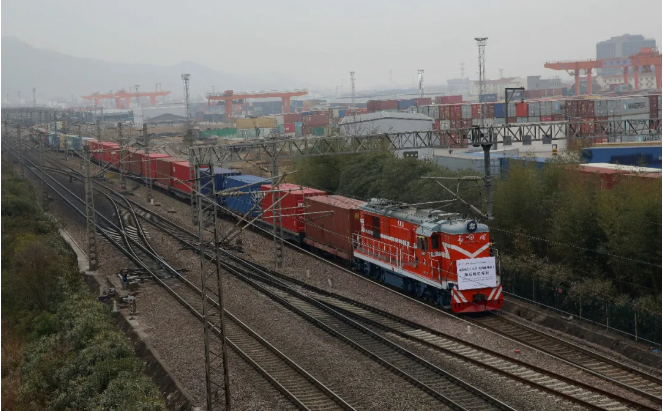 加強(qiáng)陸上運(yùn)營(yíng)，馬士基、中遠(yuǎn)海運(yùn)、達(dá)飛、MSC開(kāi)通新鐵路班列