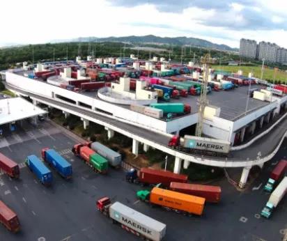 落箱費(fèi)飛漲到1500.....馬路變堆場、道路堵、一箱難落、司機(jī)難尋、卡車難求!