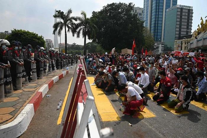 抗議活動頻發，運輸延誤！赫伯羅特暫停緬甸訂艙服務，達飛暫停運費支付