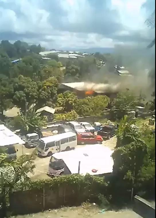 預警！這個國家爆發(fā)騷亂，唐人街被燒成灰燼，總理住宅也被燒，我大使館連發(fā)3條提醒！