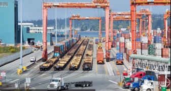 溫哥華港貨物嚴重積壓,鐵路服務仍未恢復,公路部分關閉,卡車司機