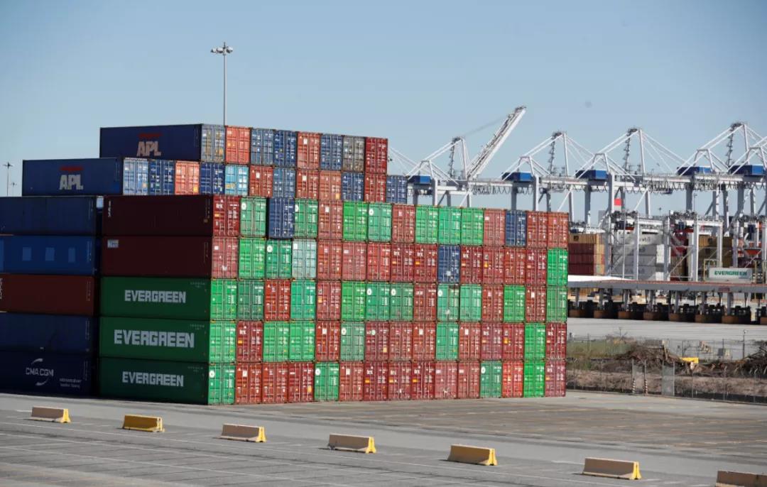 美國海軍基地堆滿集裝箱,沃爾瑪自掏腰包在港口建堆場,美國還有什么招?