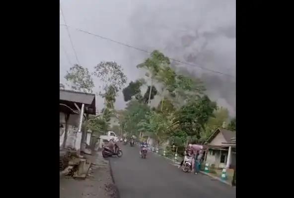 太恐怖!這個國家火山大爆發,濃煙蔽日宛如世界末日,已造成13人死亡!