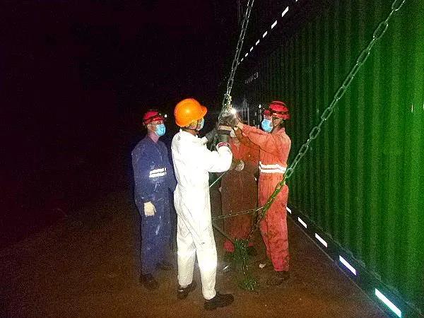 中遠海散一艘4萬噸級散貨船成功運輸了一批集裝箱到美國