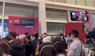 美赴華航班中途突然返航！上百中國旅客被困西雅圖，多人簽證過期、