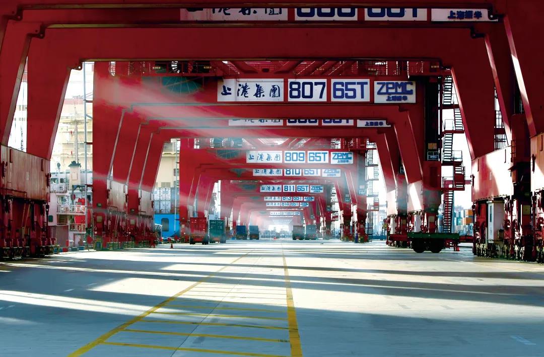 突破4700萬標箱！上海港集裝箱吞吐量連續12年居全球首位